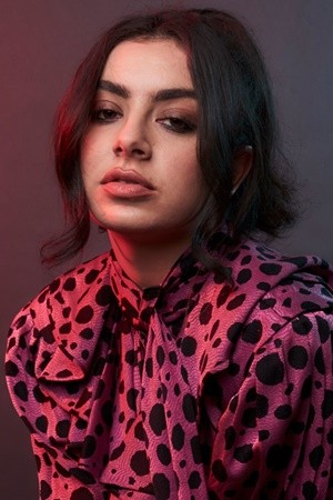 Charli XCX tüm dizileri dizigom'da