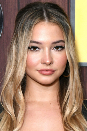 Madelyn Cline tüm dizileri dizigom'da