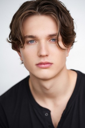 Cale Ambrozic tüm dizileri dizigom'da